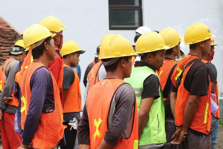 Muncitori pe un șantier de construcții